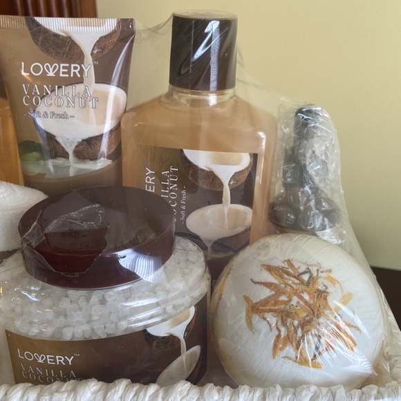 NWT Lowery Vanilla Coconut 9 piece Bath Gift Set - Picture 3 of 5